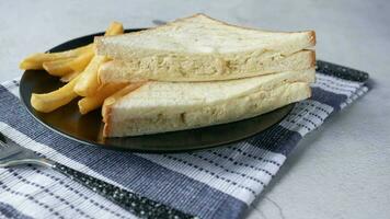 ein Teller mit zwei Scheiben von Brot und Französisch Fritten video