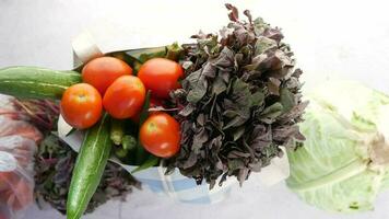 vista dall'alto di verdure in una borsa della spesa di plastica sul pavimento video