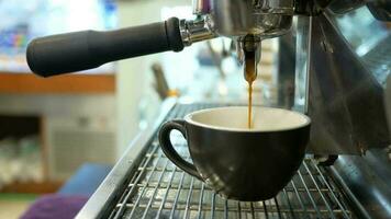 framställning kopp av kaffe på upptagen Kafé video