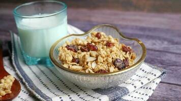 Müsli Frühstück im Schüssel und Milch auf hölzern Hintergrund video