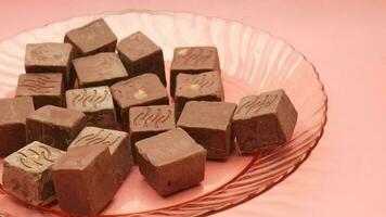 chocolate peças em uma Rosa prato video