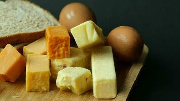 Käse, Eier und Brot auf ein Schneiden Tafel video