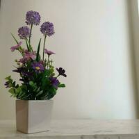 púrpura majestad, un florero desbordante con flores foto