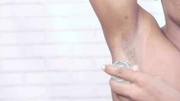 ung man applicering deodorant på armhåla video