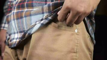 jeune homme montre une poche de pantalon vide avec espace de copie video