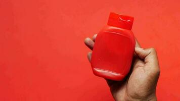 un persona participación un rojo el plastico botella video