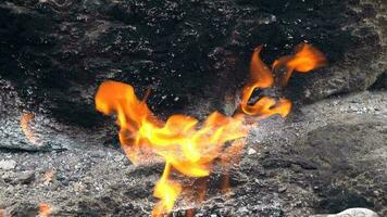 metano fogo chama do subterrâneo pedras video