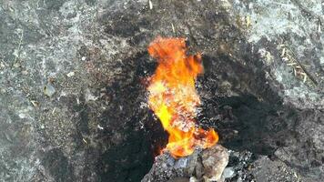 methaan brand vlam van ondergronds rotsen video