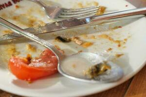 plato vacío después de comer en la mesa foto