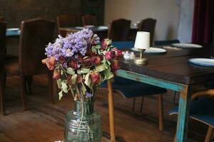 difuminar café antecedentes con flor en mesa , foto