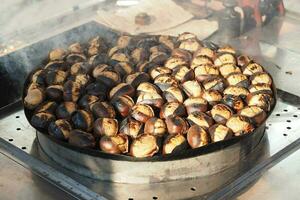 tradicional Estanbul calle comida A la parrilla castañas en un fila foto