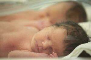 el cara de un recién nacido bebé detrás el vaso de un médico caja. foto