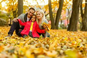 familia jugando en otoño parque teniendo divertido foto