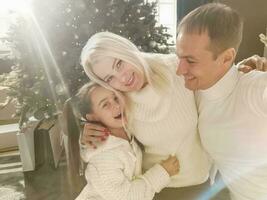 familia, vacaciones, tecnología y personas - sonriente madre, padre y pequeño niña haciendo selfie con cámara terminado vivo habitación y Navidad árbol antecedentes foto