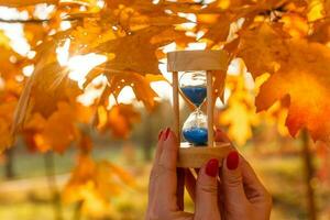 reloj, relojes de arena y otoño hojas foto