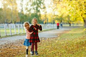 dos muchachas en otoño parque foto