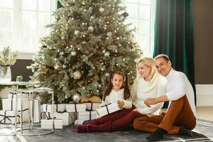 retrato de familia amistosa en la noche de navidad foto