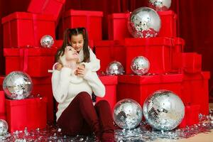 vacaciones, regalos, Navidad, Navidad, cumpleaños concepto - contento madre y niño niña con regalo caja foto