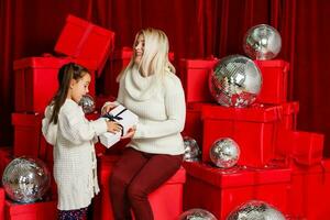 imagen de madre y hija con regalo cajas, Navidad foto