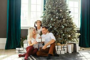 familia feliz con regalo de navidad foto