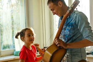 acústico guitarra encordar, a hacer un reparar foto