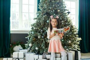 pequeño niña mirando a su foto libro