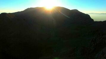 marcha atrás ligero desde el montaña parte superior en Mañana amanecer video