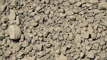 roto y se desmoronó rocas derramar desde el cañón Pendiente cresta hacia el Valle piso video