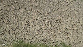 rotto e sbriciolato rocce spargimento a partire dal il canyon pendenza cresta in direzione il valle pavimento video