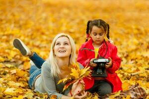 madre con pequeño hija otoño parque. foto