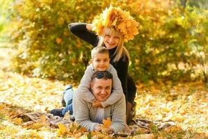 contento familia descansando en hermosa otoño parque foto