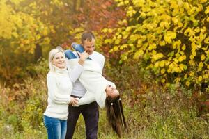 familia con niño Vamos en otoño parque foto