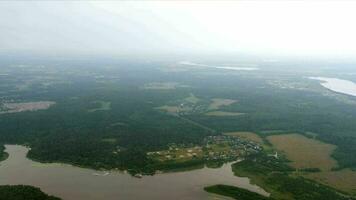 vista superior do território da região de moscou no verão. canal de moscou, vista da janela do avião. video