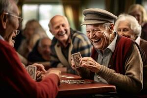 retirado multiétnico personas jugando tarjetas juntos a hogar. contento mayor amigos con africano Pareja jugando tarjetas alegre activo personas mayores jugando juego a almuerzo mesa. generativo ai foto