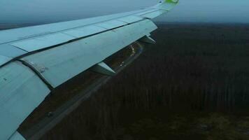 passagiersvliegtuig daalt af voordat landen, visie van de vliegtuig venster video