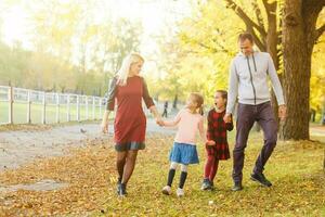 pequeño muchachas medida altura a cada otro en otoño parque foto