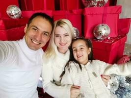 retrato de familia amistosa en la noche de navidad foto