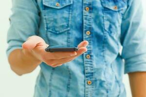 Cerca de un hombre usando un teléfono inteligente móvil foto