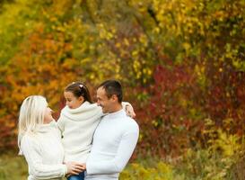 concepto de familia, infancia, temporada y personas - familia feliz en el parque otoño foto