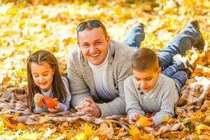 contento familia en otoño parque. picnic foto