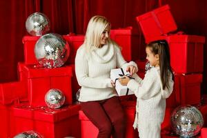 vacaciones, regalos, Navidad, Navidad, cumpleaños concepto - contento madre y niño niña con regalo caja foto