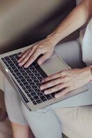 De las mujeres manos en un ordenador portátil teclado foto