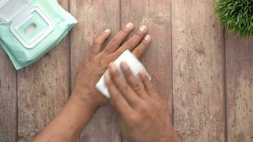 un persona limpiando su manos utilizando mojado pañuelo de papel video