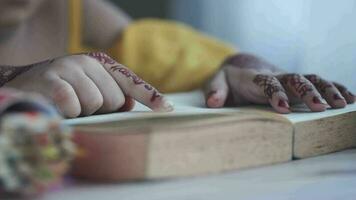 cerca arriba de un niño manos leyendo un libro video