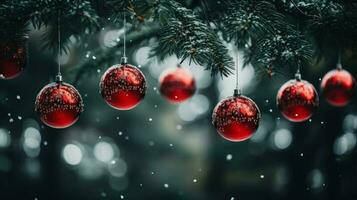 Navidad adornos delicadamente colgado en un lozano verde abeto árbol foto