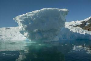 paraíso bahía glaciares y montañas, antártico península, antártida.. foto