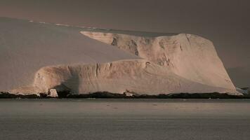 lemaire estrecho costero paisaje, montañas y icebergs, antártico península, Antártida. foto