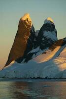 lemaire estrecho costero paisaje, montañas y icebergs, antártico península, Antártida. foto