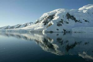 paraíso bahía glaciares y montañas, antártico península, antártida.. foto