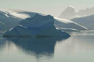 paraíso bahía glaciares y montañas, antártico península, antártida.. foto